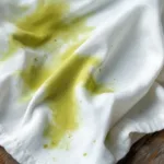 scopri perché le macchie d'erba resistono sui vestiti dopo il lavaggio e impara i metodi più efficaci per eliminarle definitivamente.